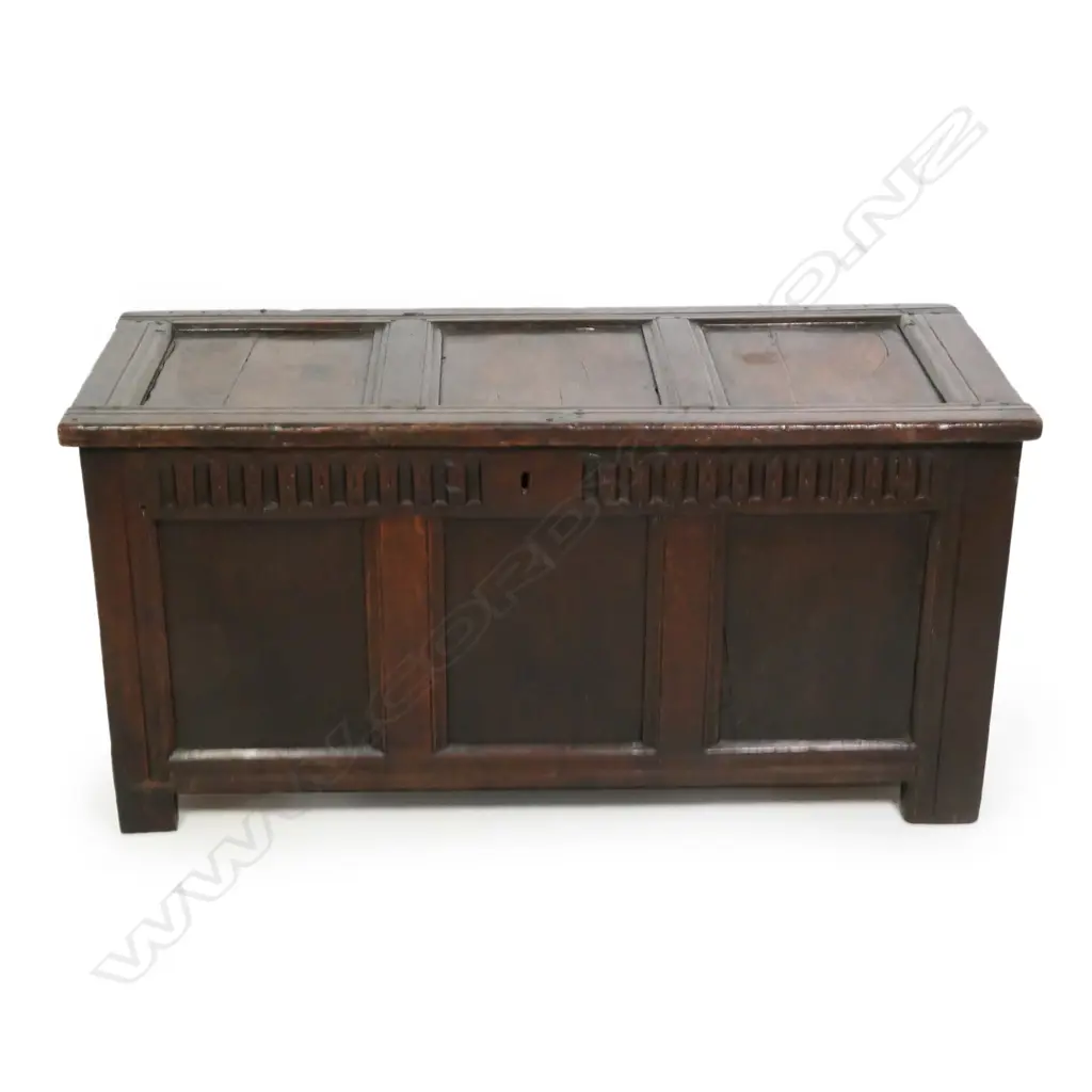 An 18thC Georgian oak coffer, Image 1++