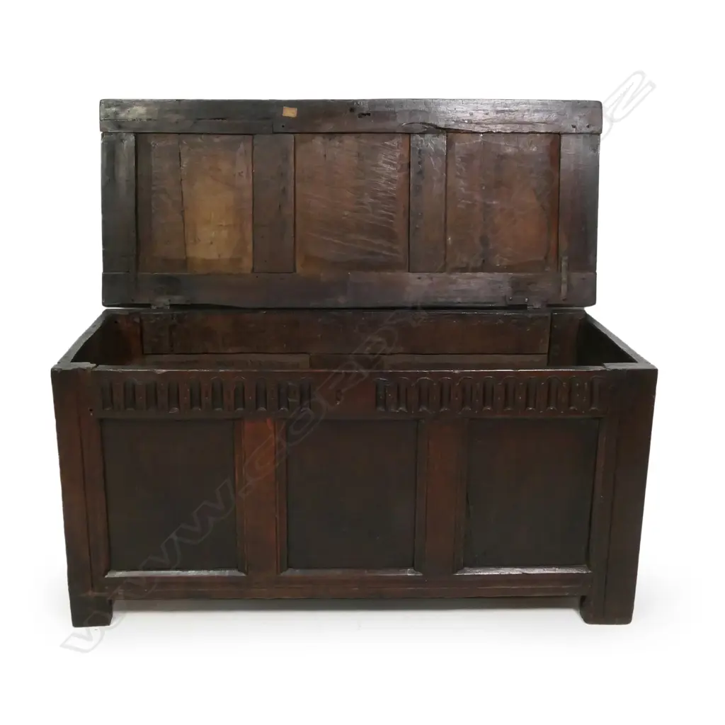 An 18thC Georgian oak coffer, Image 1++