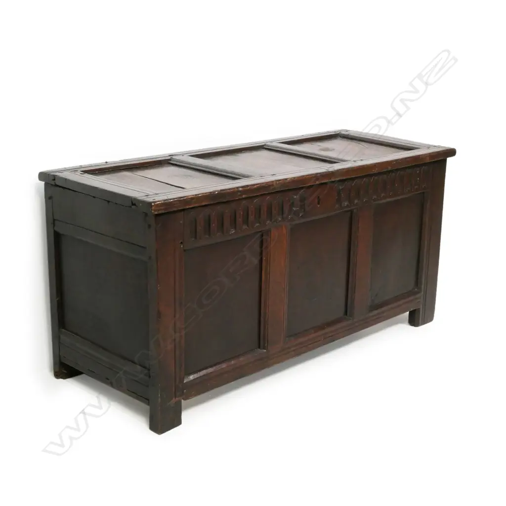 An 18thC Georgian oak coffer, Image 1++