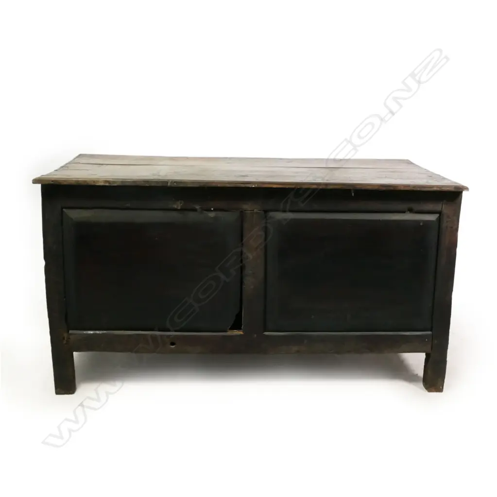 An 18thC oak low cupboard, Image 1++