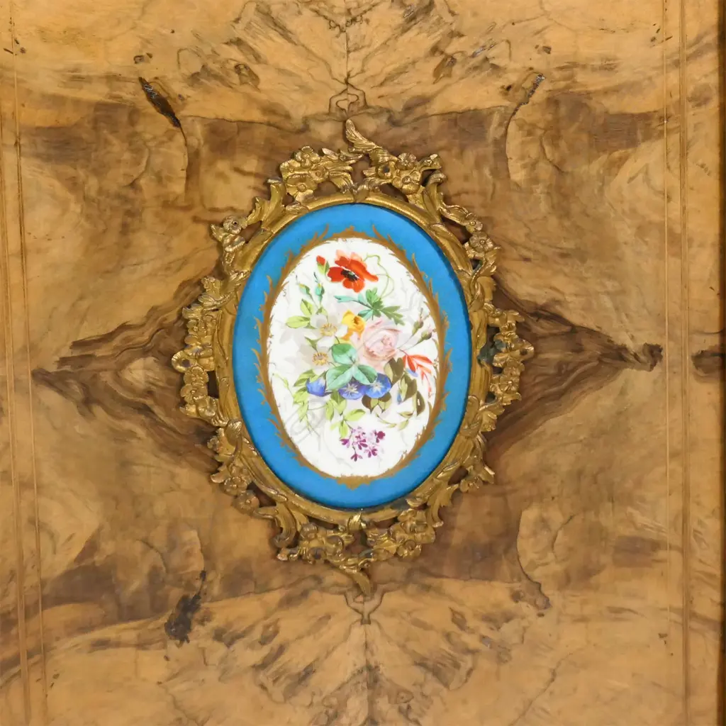 A Victorian burr walnut credenza, Image 1++