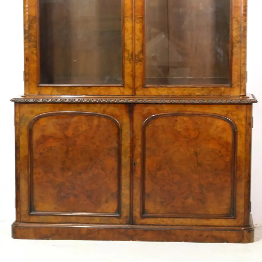 An impressive Victorian burr walnut bookcase cabinet, Image 1++