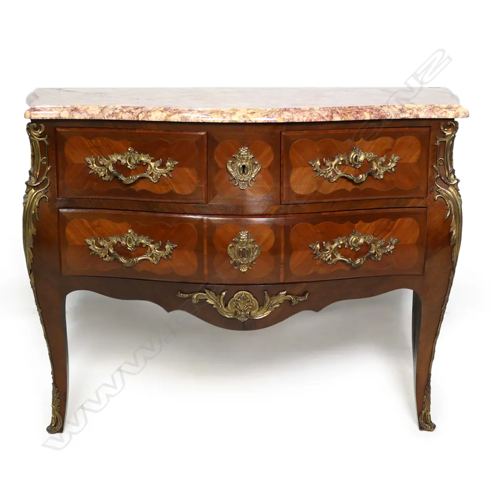 A quality antique style French bombe commode, Image 1++