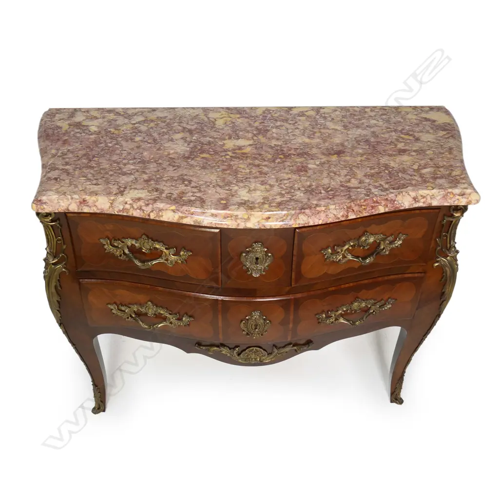 A quality antique style French bombe commode, Image 1++