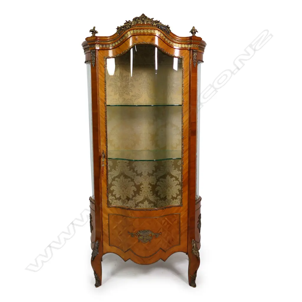 A French kingwood display vitrine, with serpentine glazed door, Image 1++