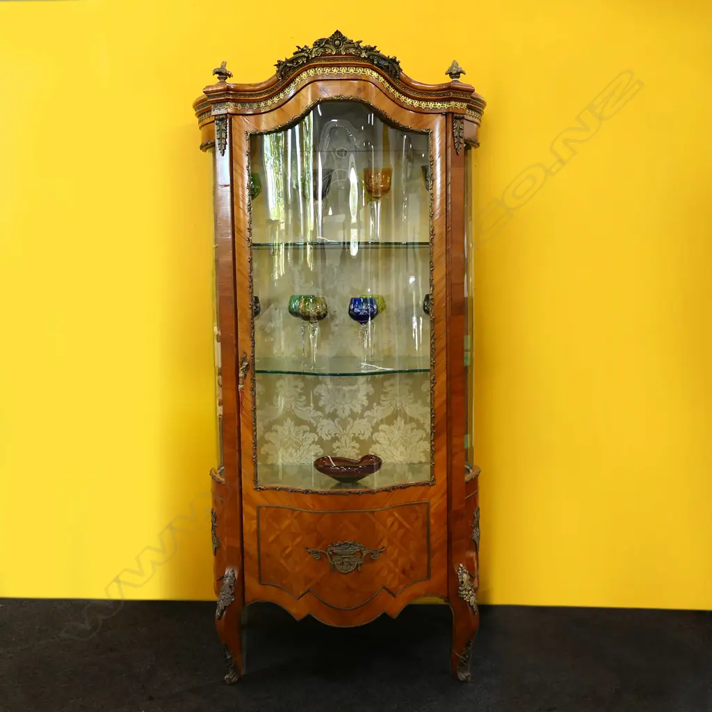 A French kingwood display vitrine, Image 1++