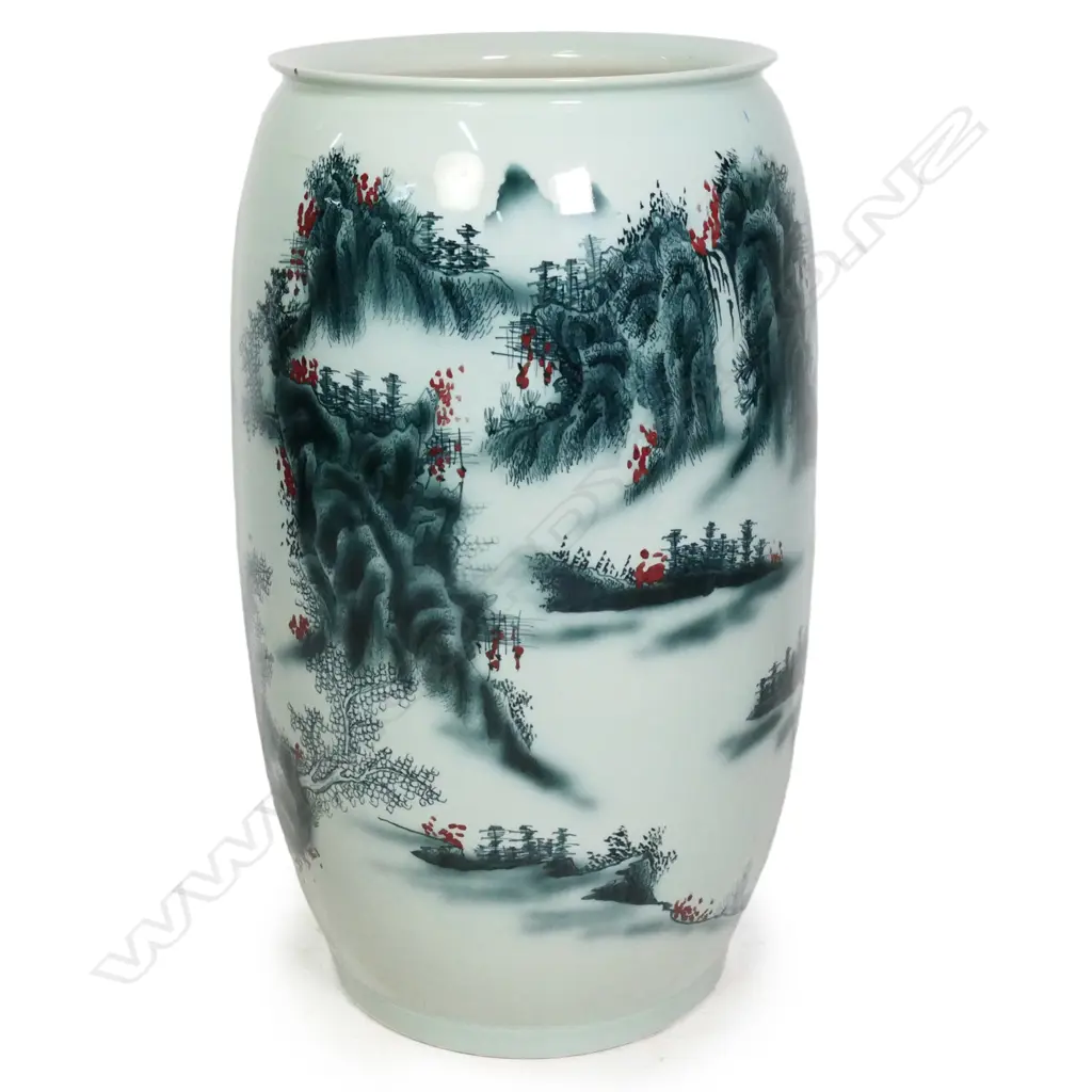 A modern Chinese porcelain floor vase, Image 1++