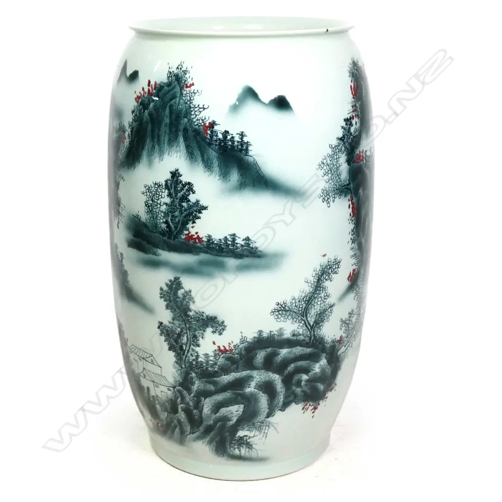 A modern Chinese porcelain floor vase, Image 1++