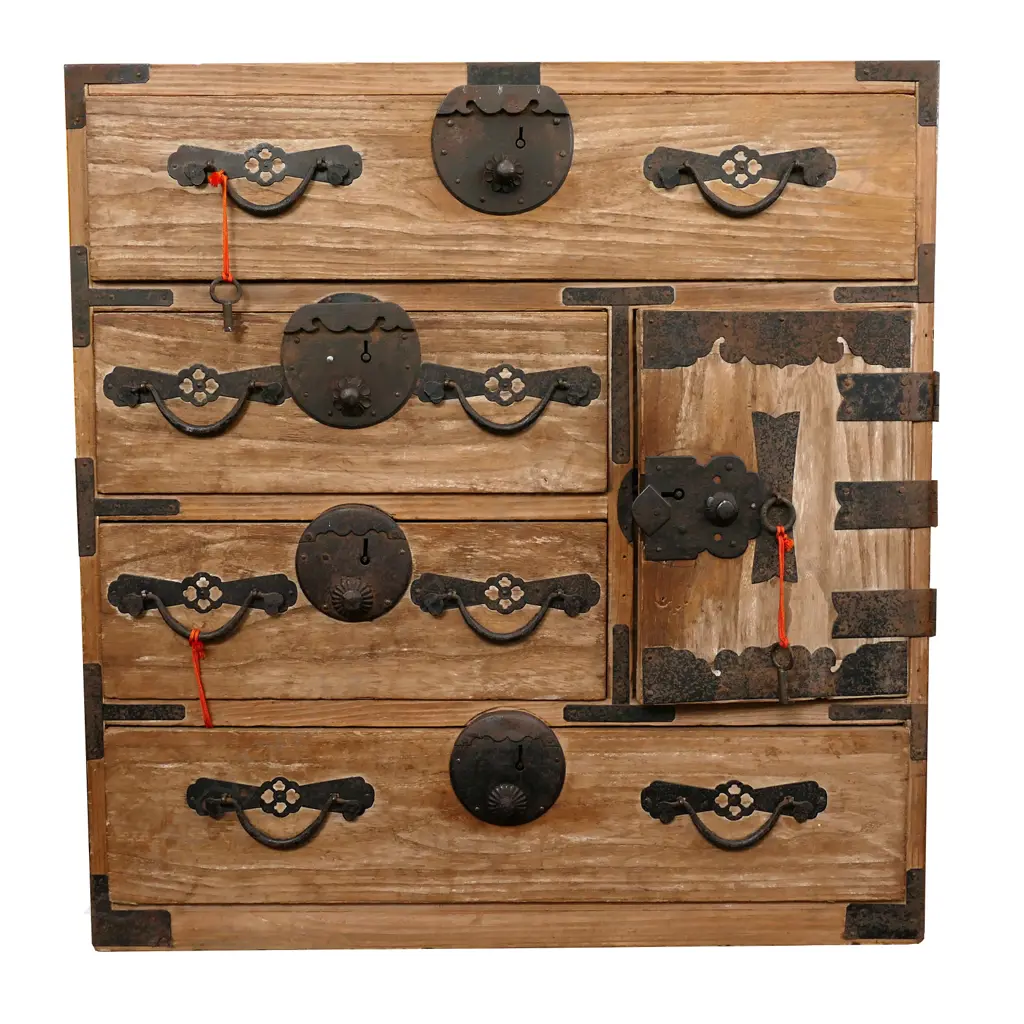 An early 20thC Japanese Ko-Dansu cabinet, Image 1++