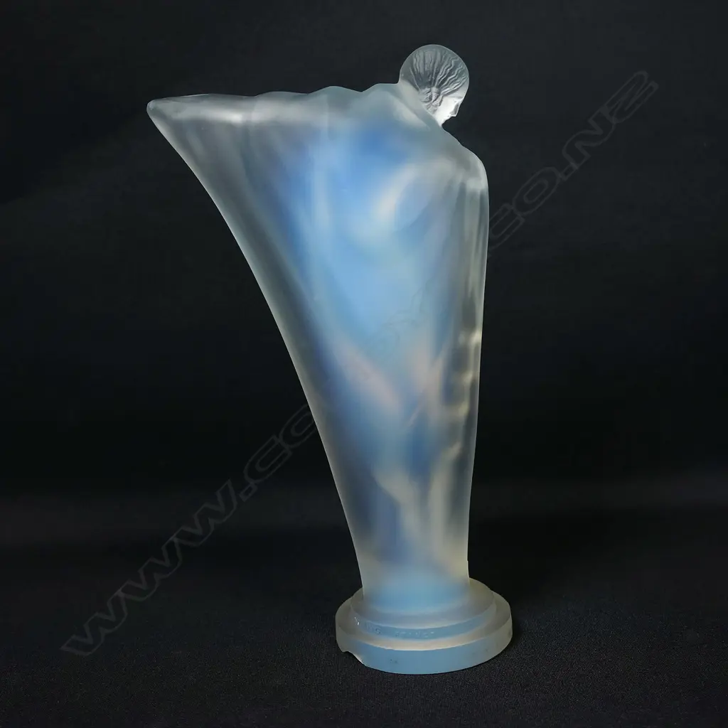 An Art Deco Etling opalescent glass 'Isadora' car mascot, Image 1++