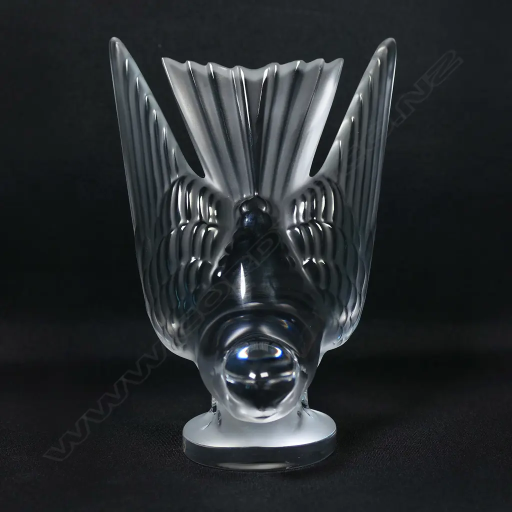 A Cristal Lalique 'Hirondelle' (Swallow) mascot Image 1++