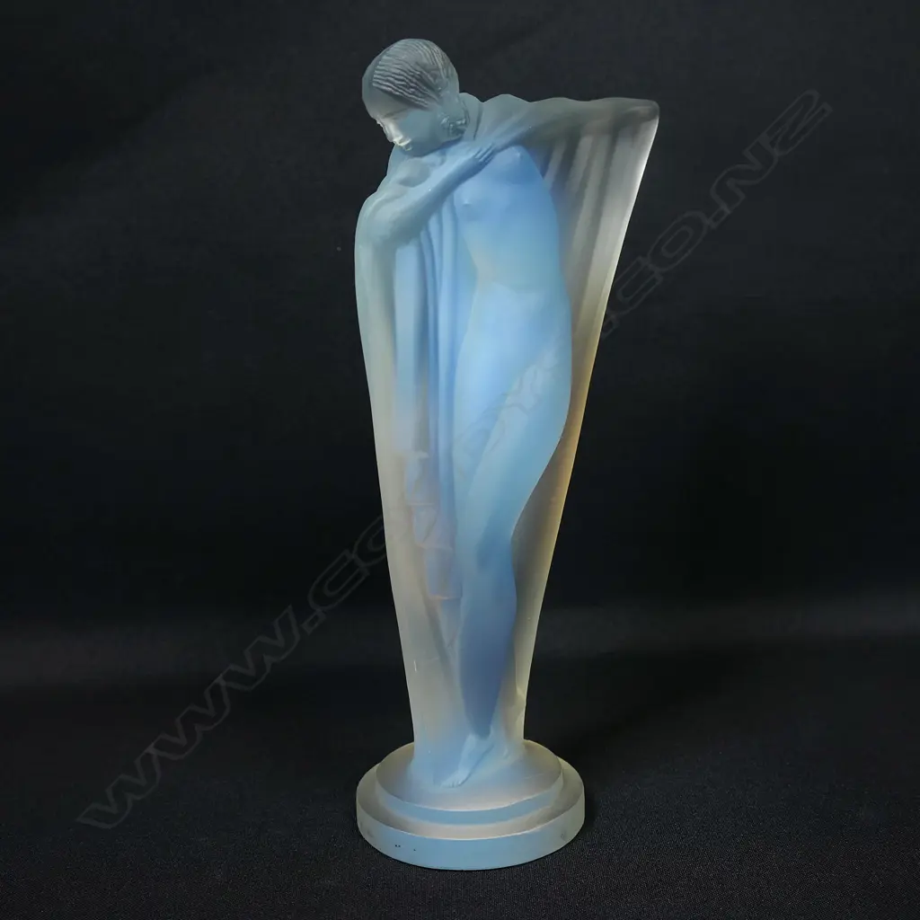 A pair of good quality cut glass lidded urns of Georgian style Image 1++