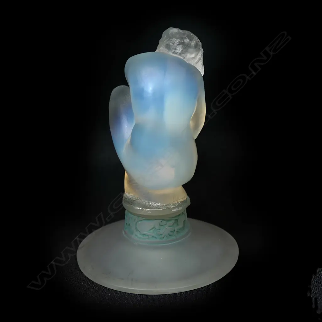 A pair of good quality cut glass lidded urns of Georgian style Image 1++