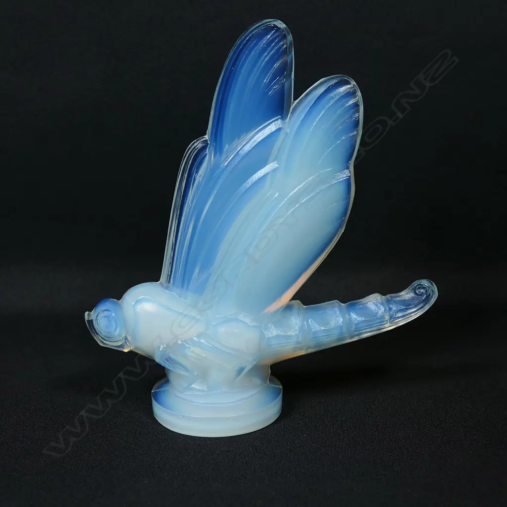 A pair of good quality cut glass lidded urns of Georgian style Image 1++