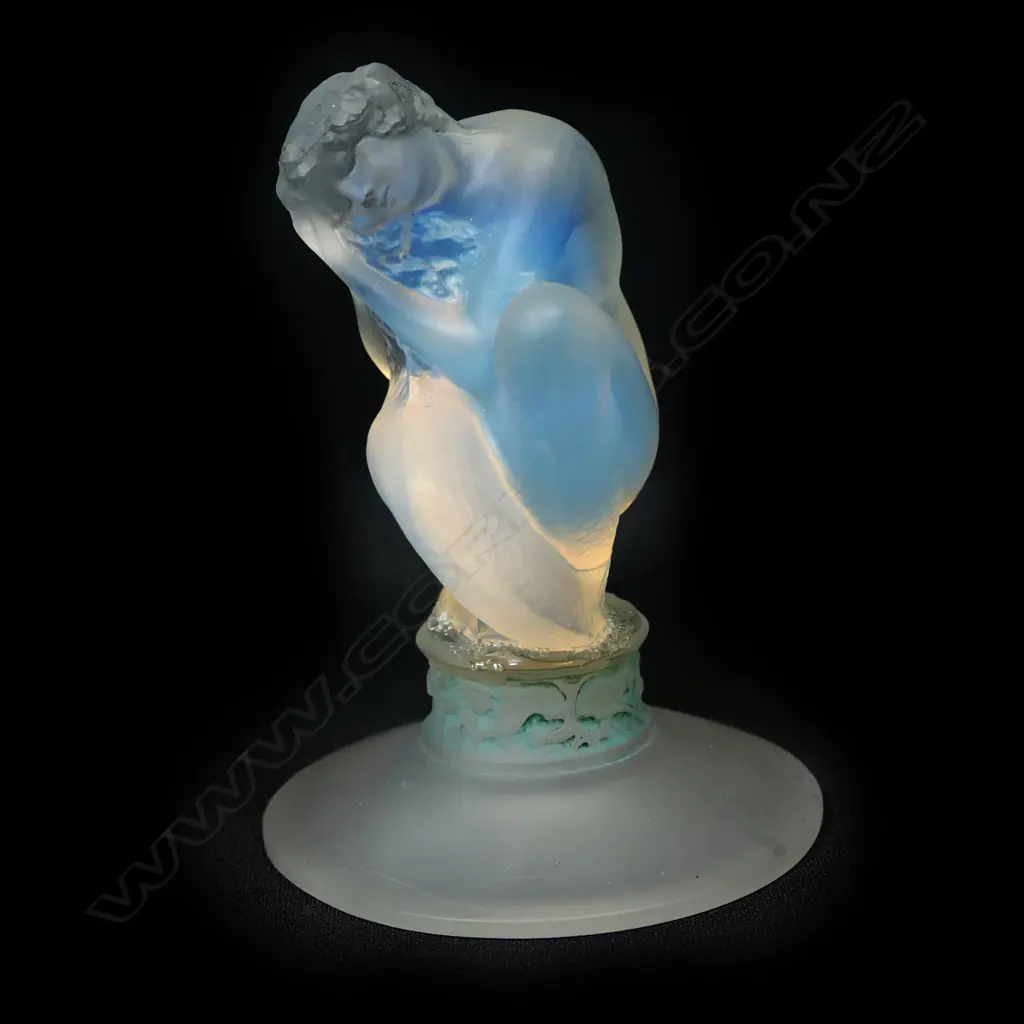 A pair of good quality cut glass lidded urns of Georgian style Image 1++