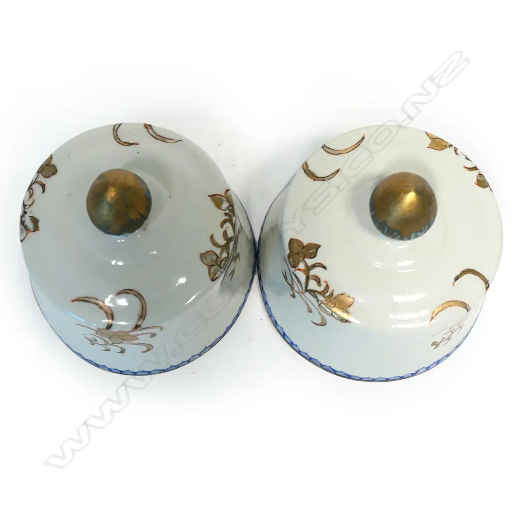A pair of decorative armorial lidded jars Image 1++