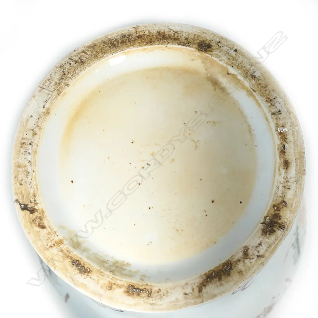 A pair of decorative armorial lidded jars Image 1++