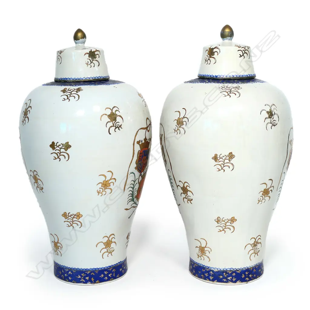 A pair of decorative armorial lidded jars Image 1++