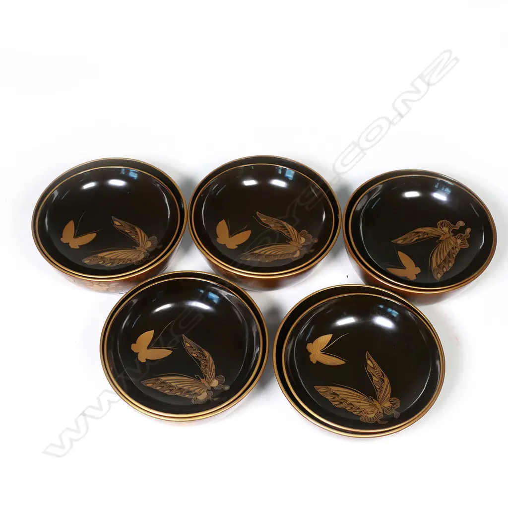 A set of five Japanese urushi lacquer bowls and covers Image 1++