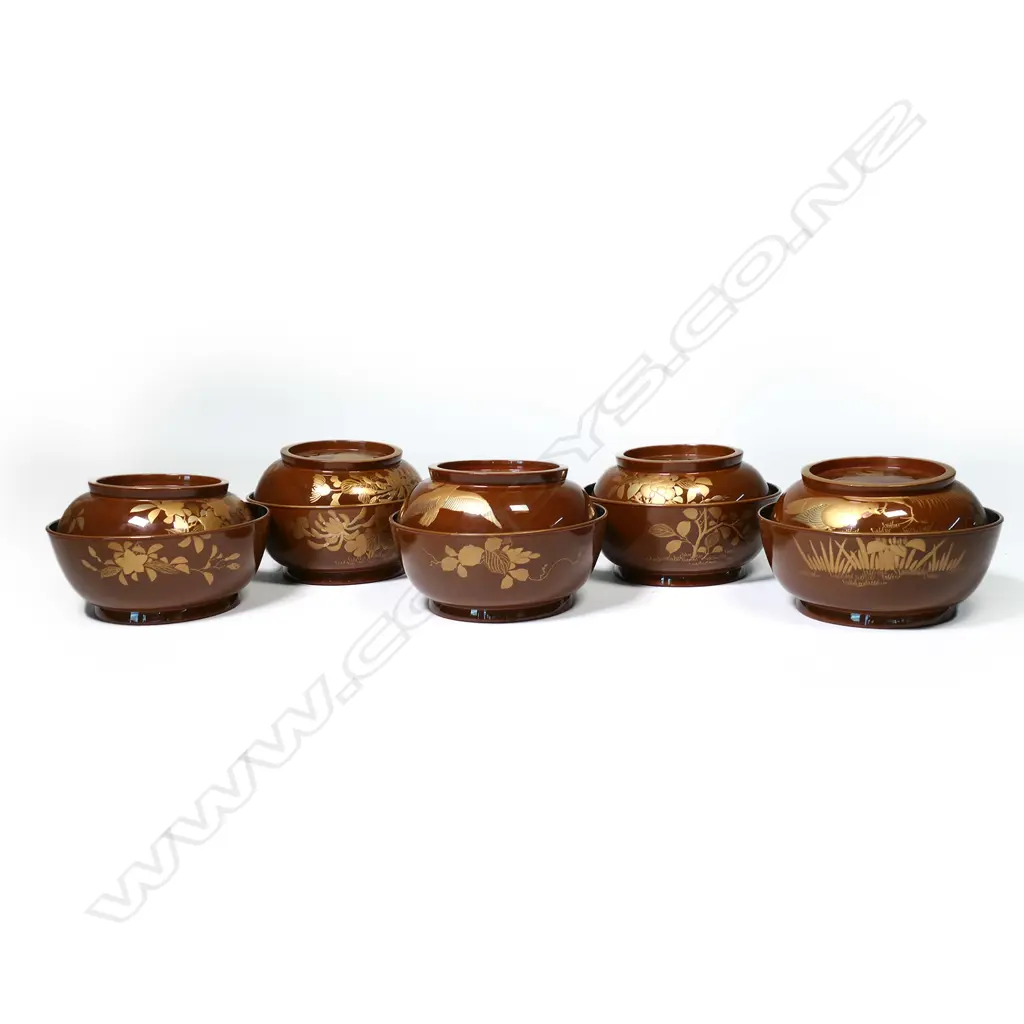 A set of five Japanese urushi lacquer bowls and covers Image 1++