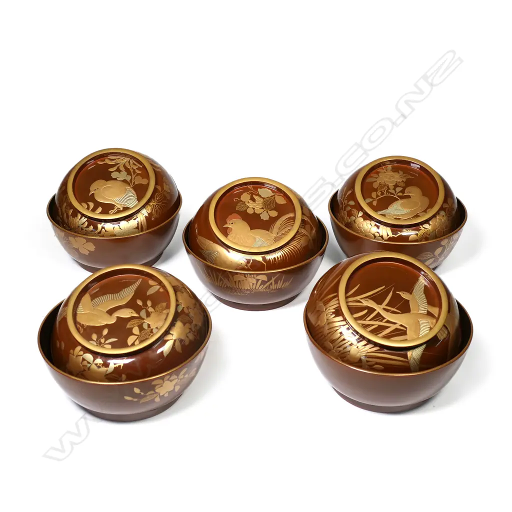 A set of five Japanese urushi lacquer bowls and covers Image 1++