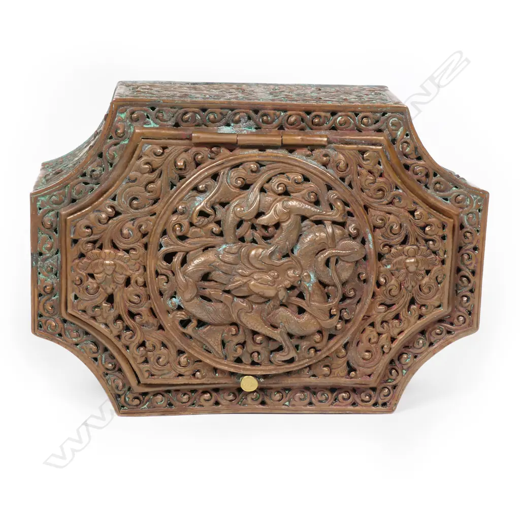 A Chinese small copper box, decorated with dragon, Precious Objects, birds and animals, Image 1++