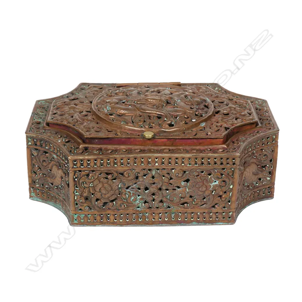 A Chinese small copper box, decorated with dragon, Precious Objects, birds and animals, Image 1++