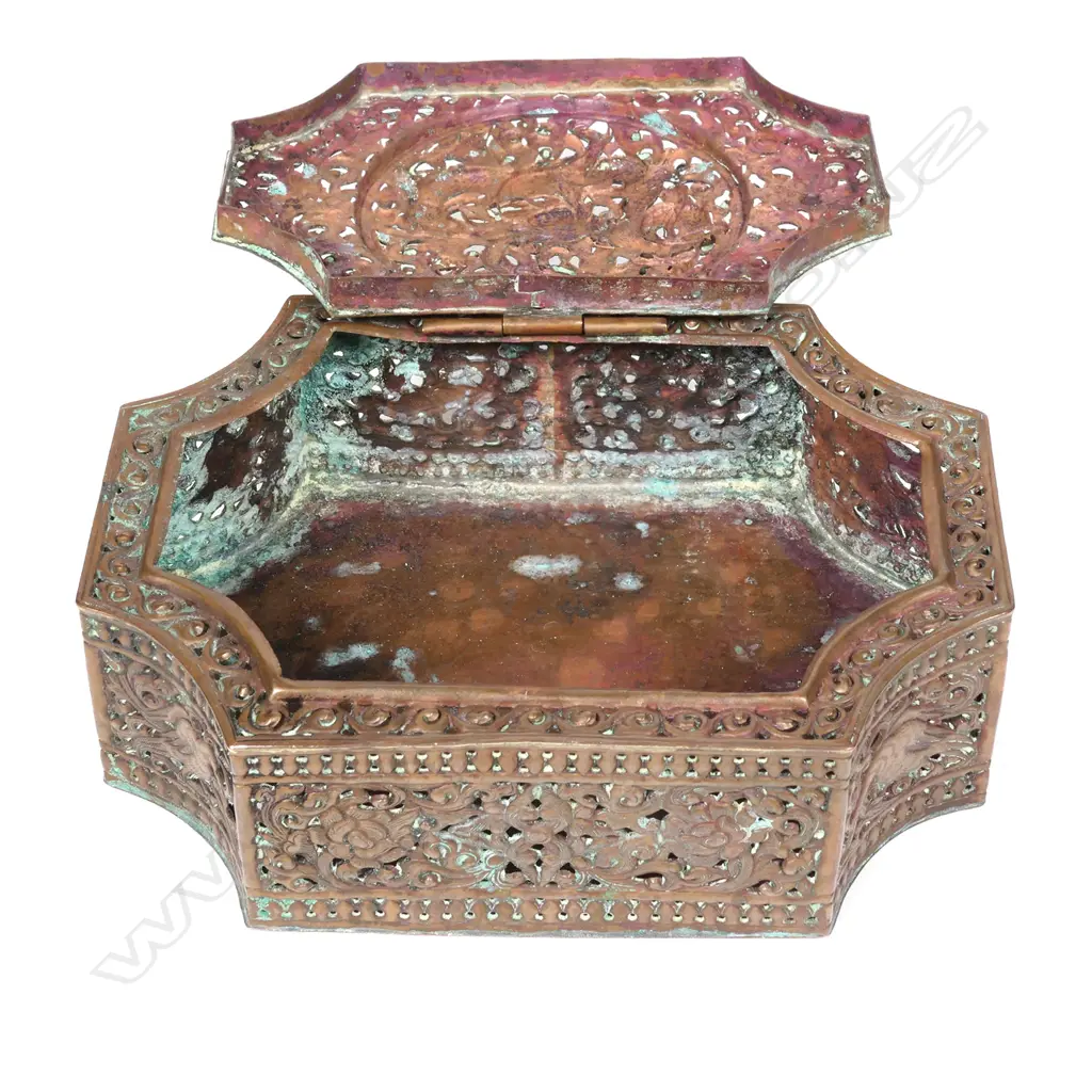 A Chinese small copper box, decorated with dragon, Precious Objects, birds and animals, Image 1++
