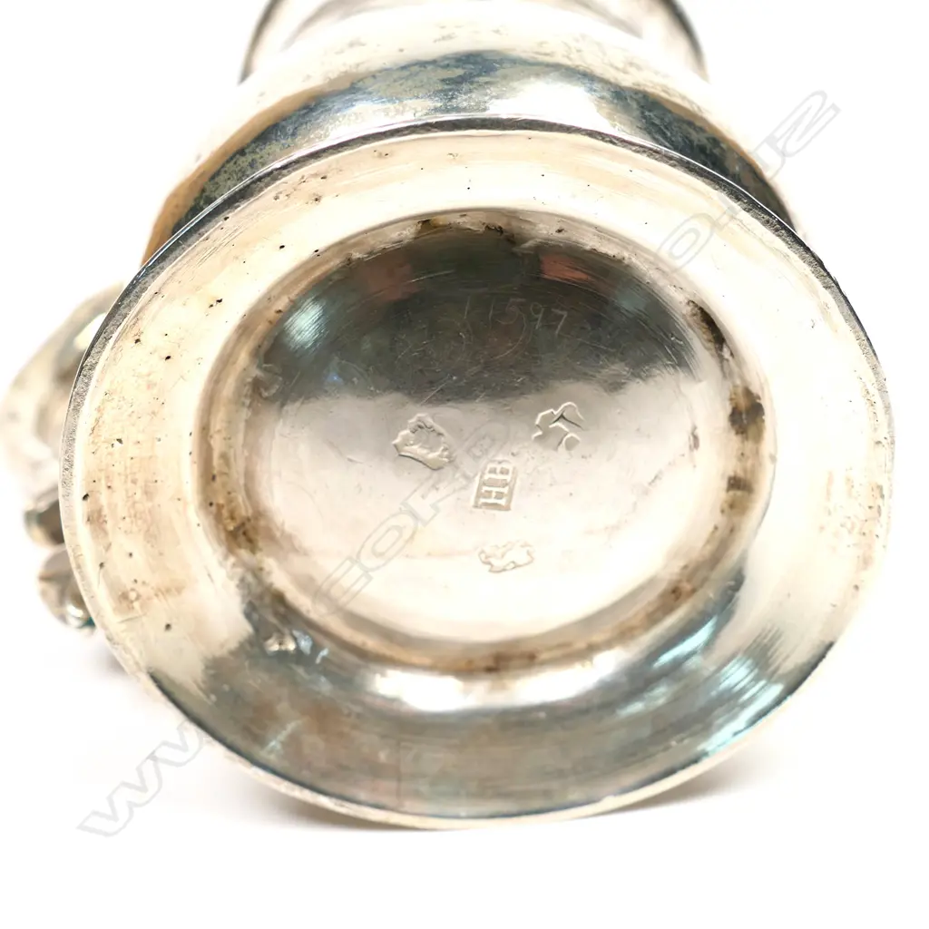 An early George III silver baluster mug, Image 1++