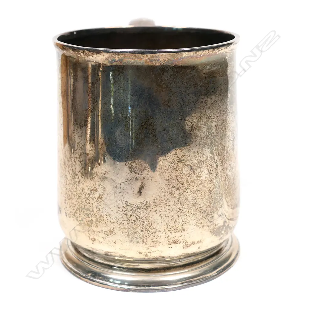 A George I silver baluster mug, Image 1++