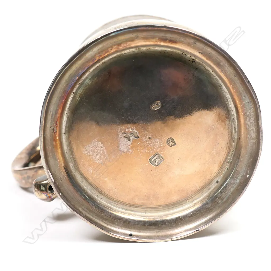 A George I silver baluster mug, Image 1++