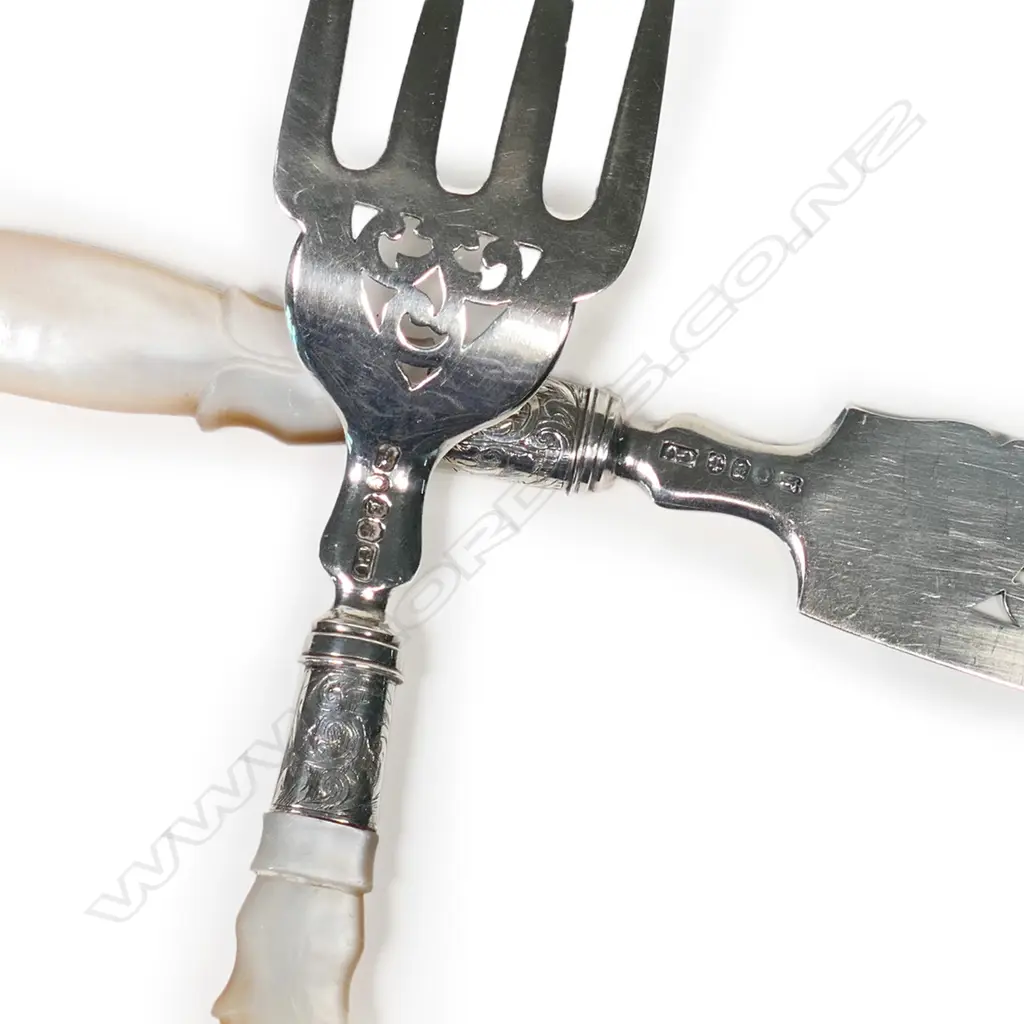 A pair of early Victorian silver and mother-of-pearl fish servers, Image 1++