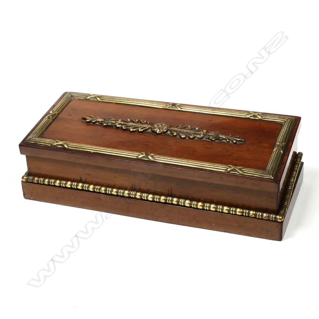 A French late 19thC walnut desk top paperweight box, Image 1++