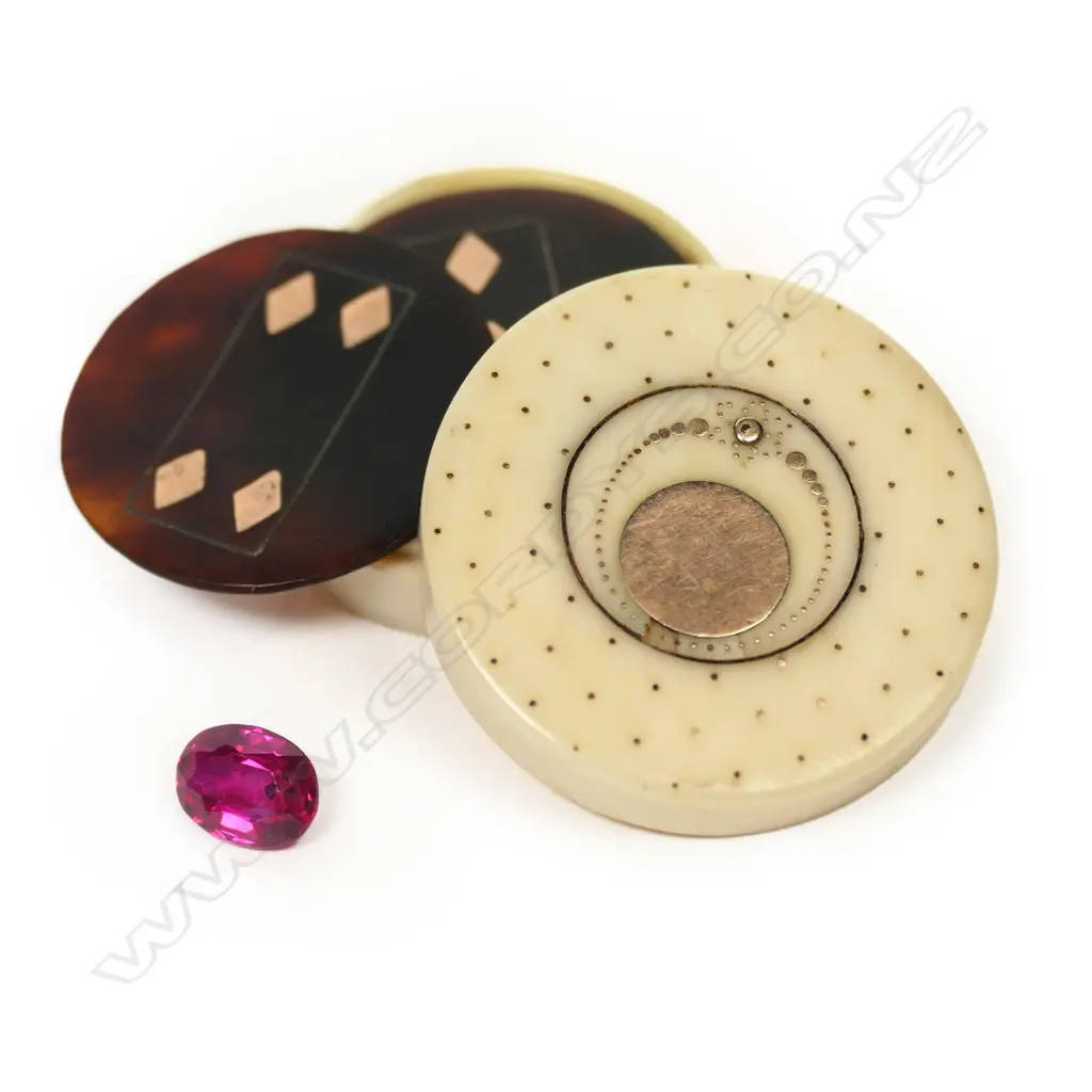 A Georgian small ivory box containing tortoiseshell disc counters Image 1++
