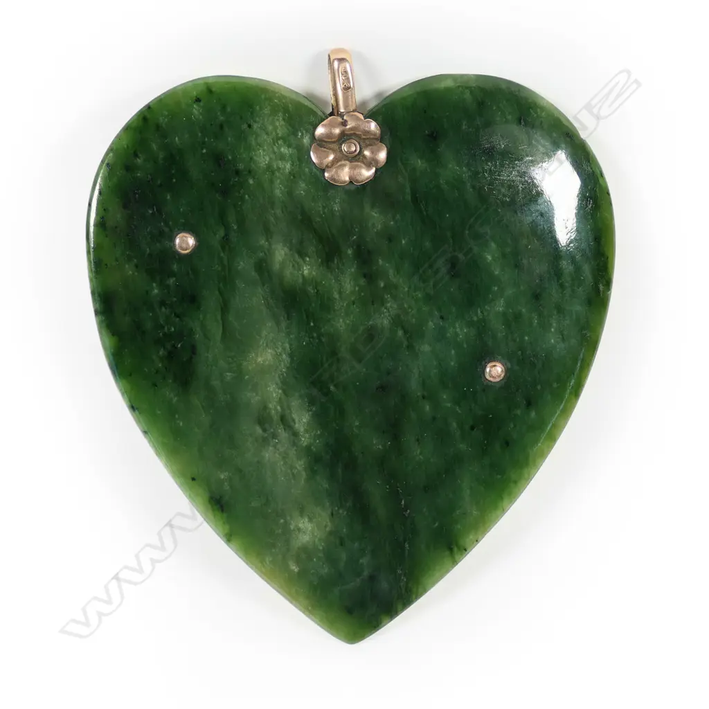 A large and impressive New Zealand pounamu heart pendant, Image 1++