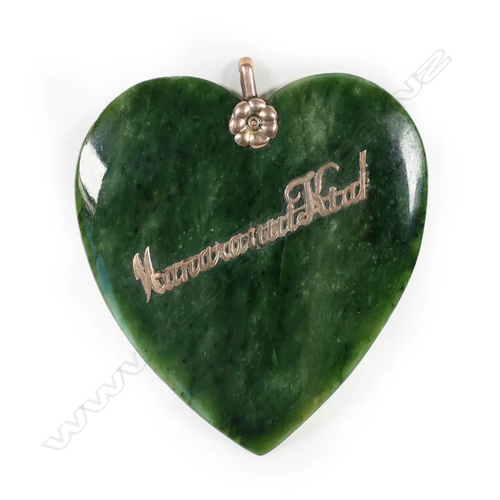 A large and impressive New Zealand pounamu heart pendant, Image 1++