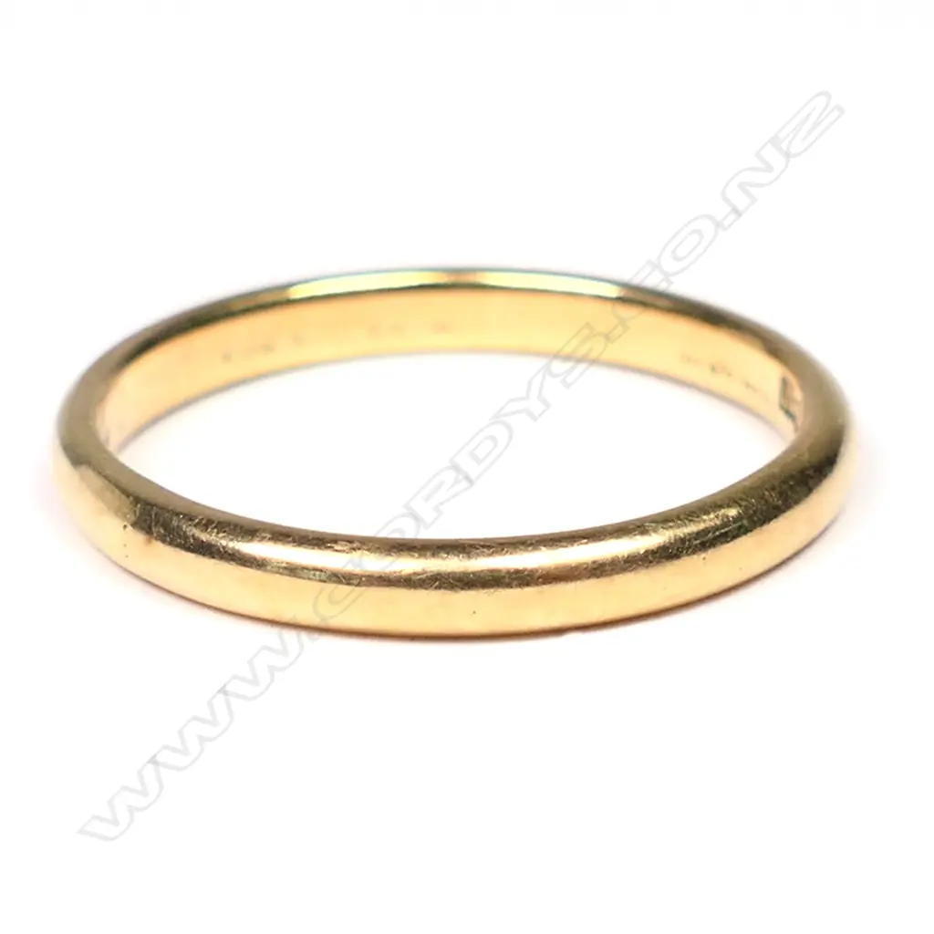 An 18ct yellow gold NZ made band ring Image 1++