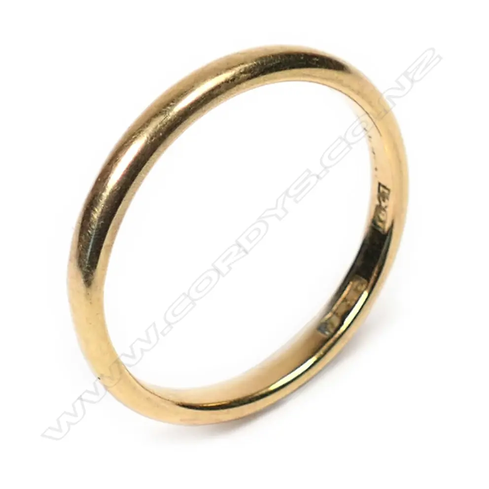 An 18ct yellow gold NZ made band ring Image 1++