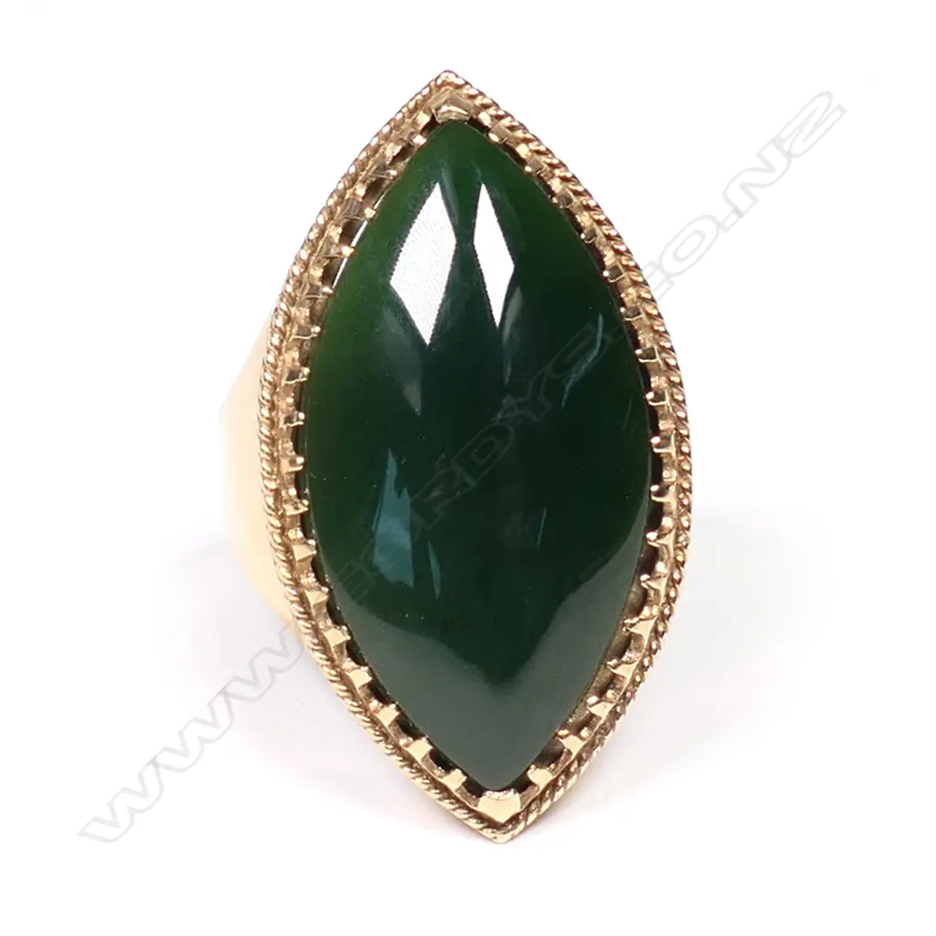 A vintage 9ct and large cabochon pounamu ring, Image 1++