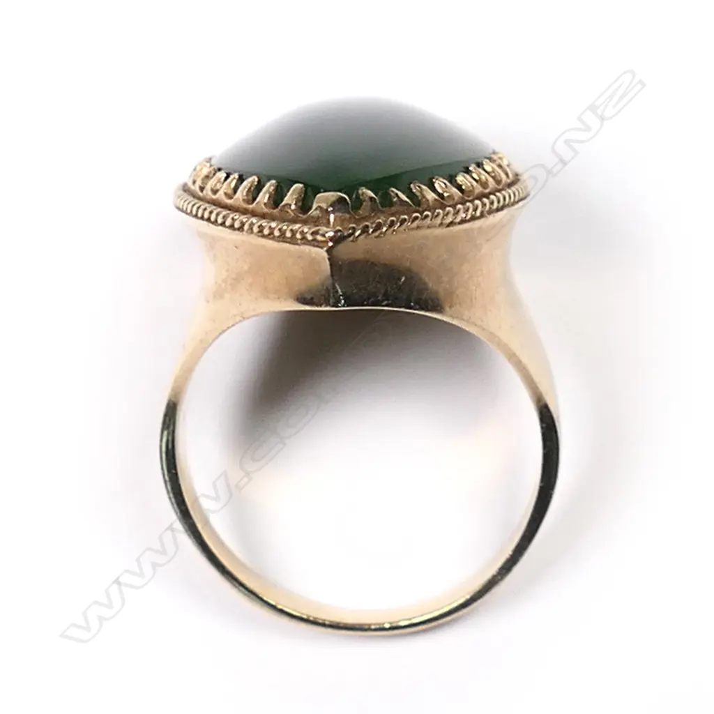 A vintage 9ct and large cabochon pounamu ring, Image 1++