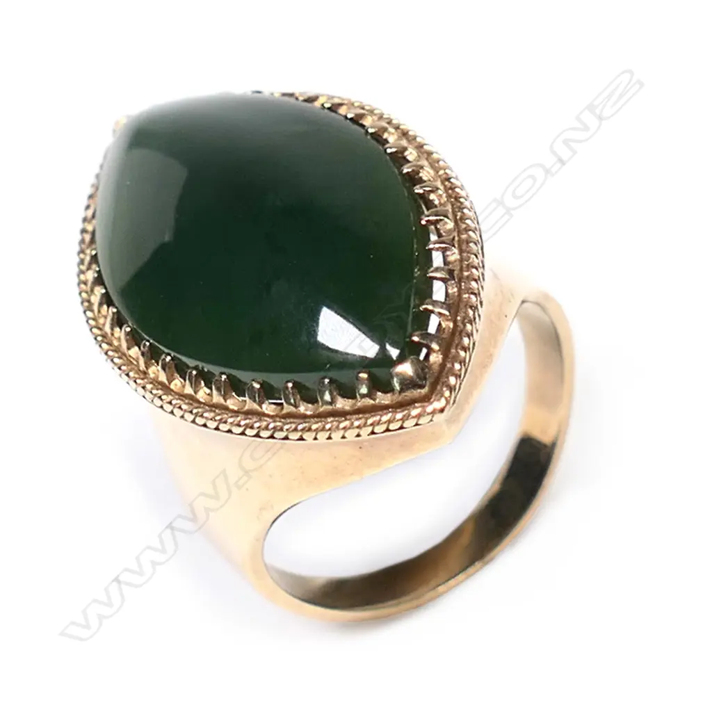 A vintage 9ct and large cabochon pounamu ring, Image 1++