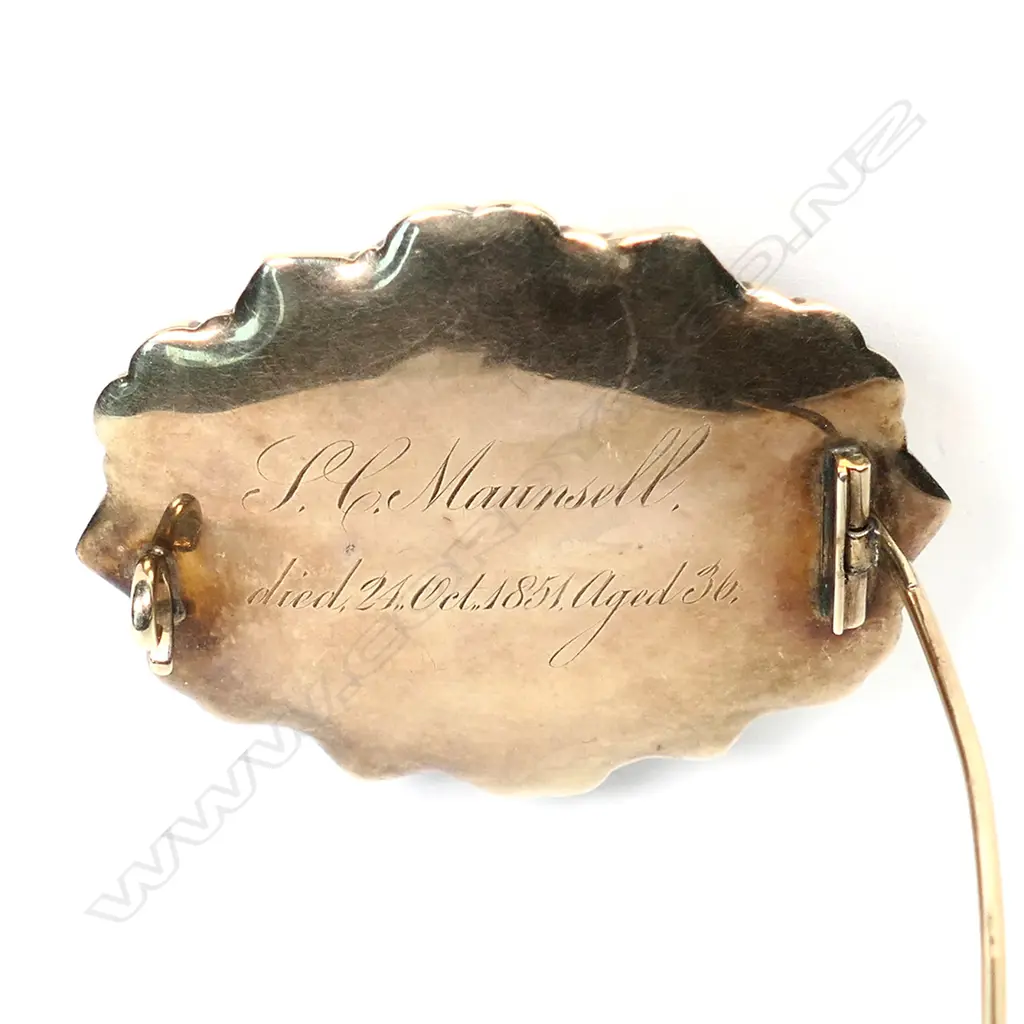 A 19thC 15ct gold, blue enamel and glazed panelled mourning brooch, Image 1++