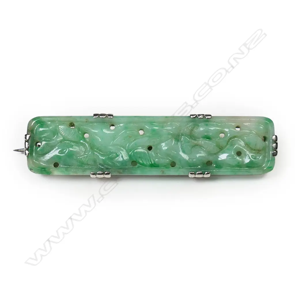 An Art Deco 18ct white gold and jadeite brooch, Image 1++
