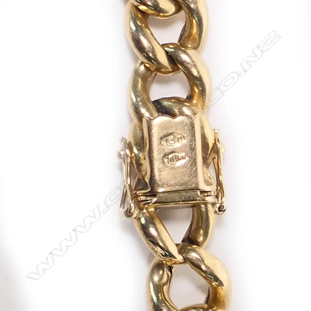 An 18ct. gold curb link bracelet, Image 1++