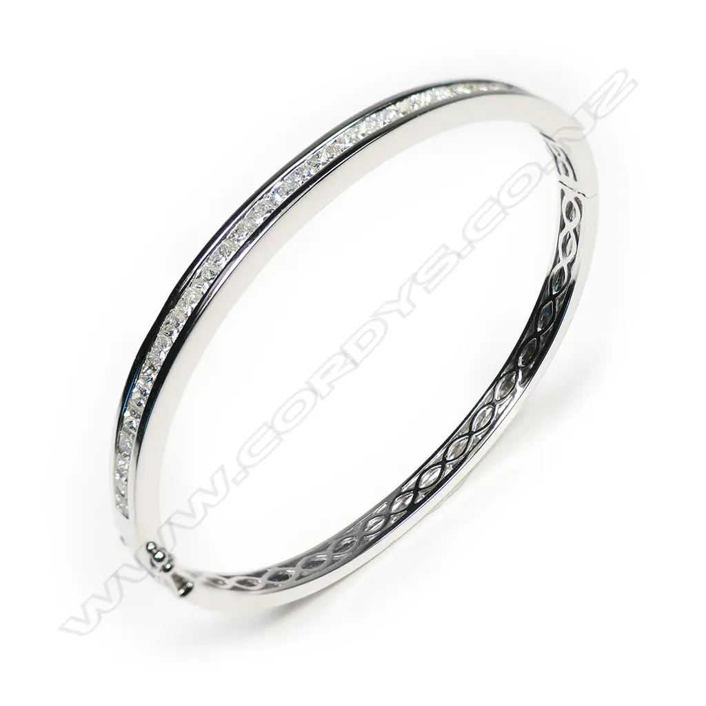 An 18ct white gold and diamond bangle, Image 1++