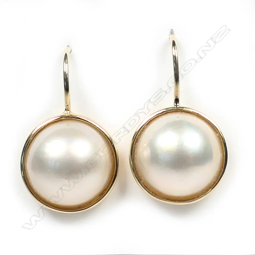 A pair of 14ct gold retro style Mabe pearl earrings, Image 1++