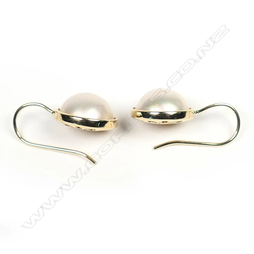 A pair of 14ct gold retro style Mabe pearl earrings, Image 1++