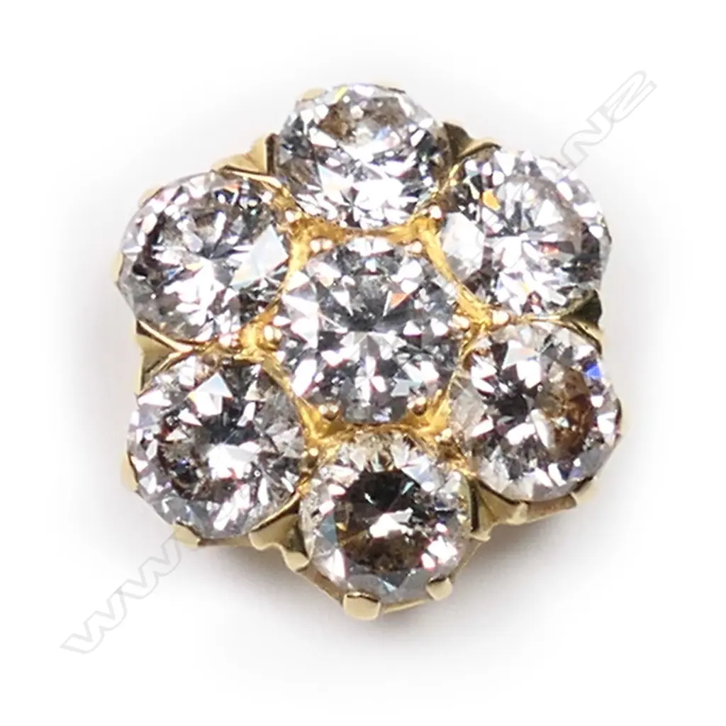 A seven diamond and 22ct gold stud, Image 1++