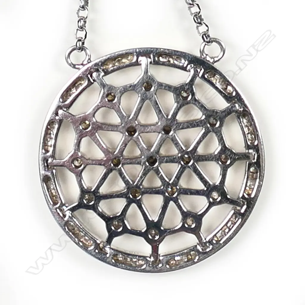 An 18ct white gold diamond pendant on chain, Image 1++