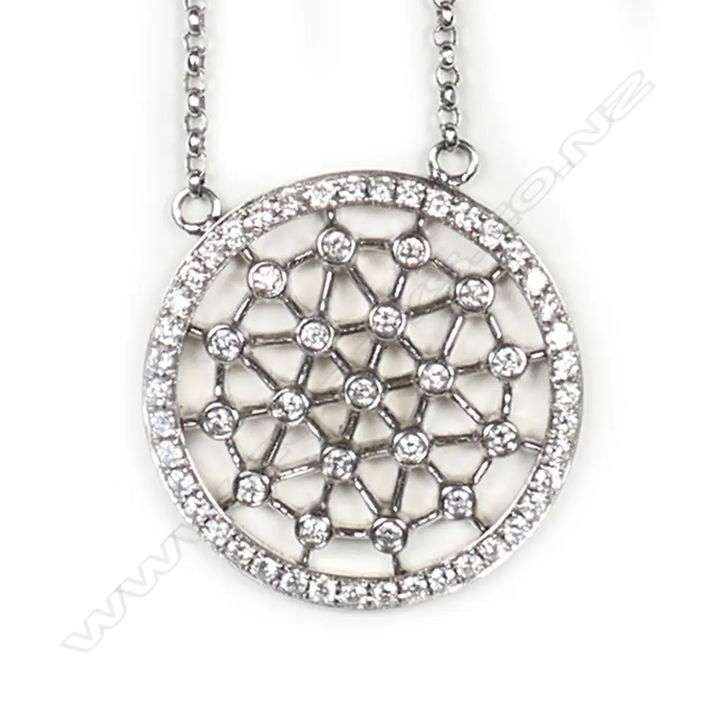 An 18ct white gold diamond pendant on chain, Image 1++